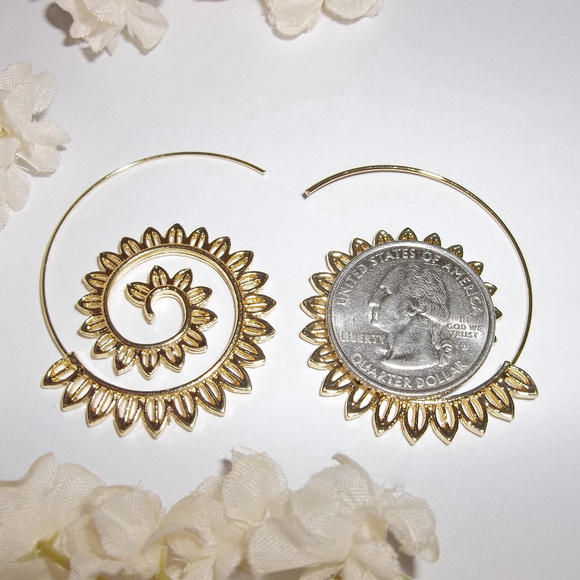 CLEARANCE! PRICE IS FIRM! Gold Huggie Hoop Earring Spiral Tribal Edgy 4718 - Picture 8 of 8